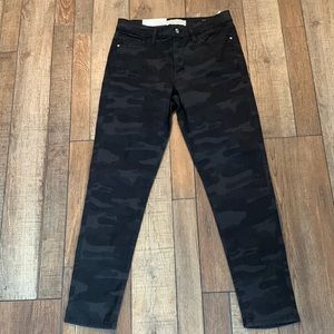 Social Standard by Sanctuary sz 4 mid-rise camouflage ankle skinny jeans…